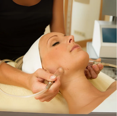 Schröpfmassage, Saugapplikatoren werden am Kiefer einer Frau angelegt