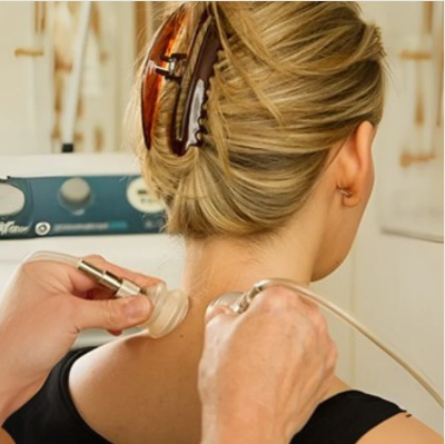 Schröpfmassage, Saugapplikatoren werden im Nacken einer Frau angelegt